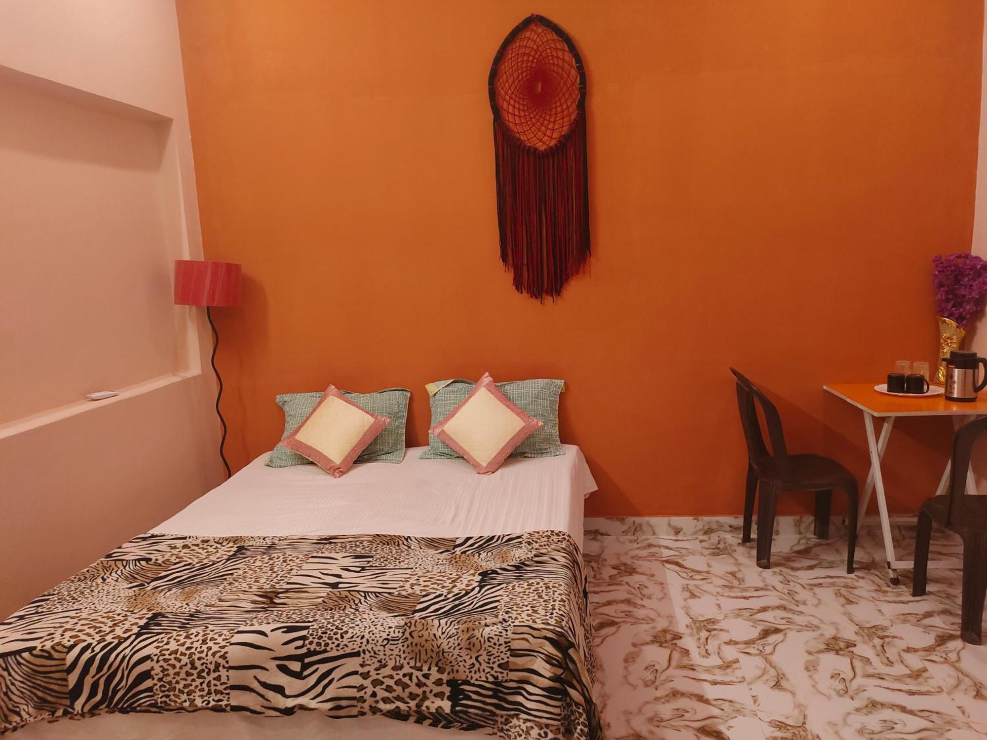 Banarasiya Stay Walking Distance To Banaras Railway Station バラナシ 部屋 写真